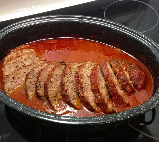 Paprika-Feta-Hackbraten aus dem Backofen mit Tomatensauce