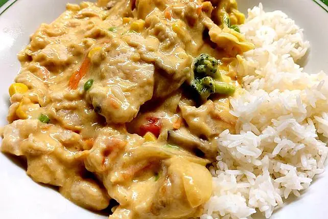 Cremiges Curry-Hühnchen mit Gemüse