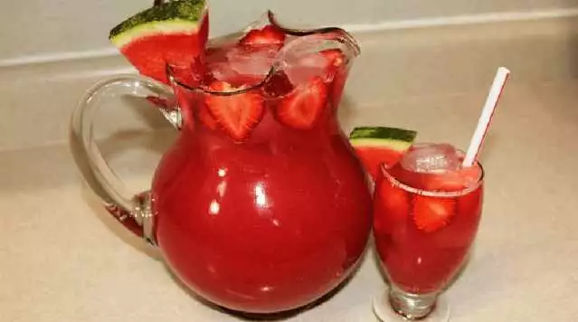 Erdbeer Bowle mit Melone