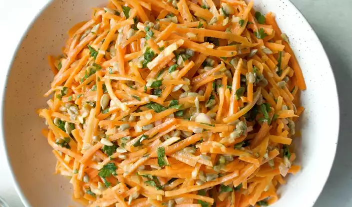 Französischer Salat mit Karotten und Käse