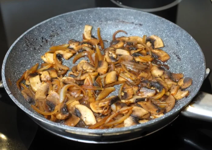 Gebratene Champignons mit Knoblauchschmand oder Alioli