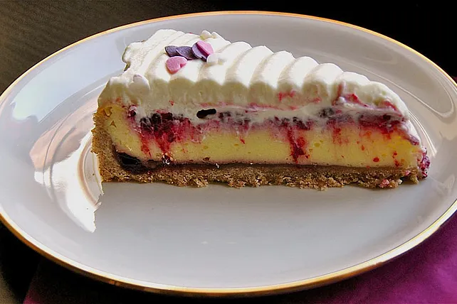 Käsekuchen mit Himbeeren und Cremebelag